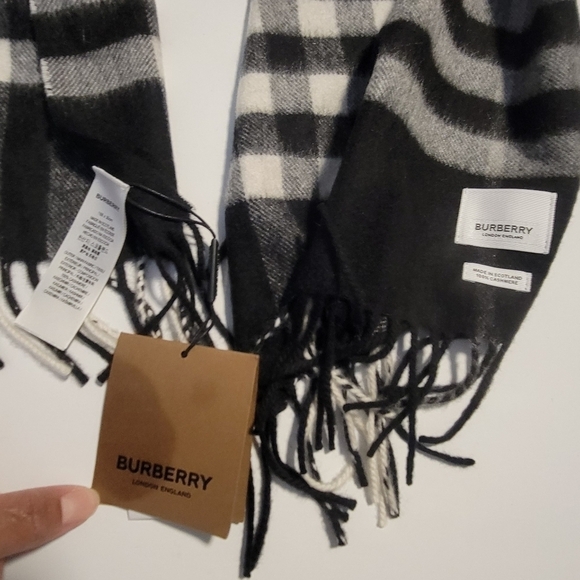BURBERRY NWT Check  100% CASHMERE Scarf. - Picture 9 of 16
